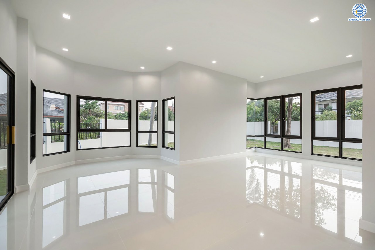 บ้านมือสองตกแต่งใหม่ โครงการ กฤษดานคร20 ปิ่นเกล้า-บรมราชชนนี บ้านหลังมุม ติดทะเลสาบ บนเนื้อที่กว้างมากถึง 238 ตร.ว. ตกแต่งด้วยวัสดุเกรดพรีเมี่ยม ฟังก์ชัน 5 ห้องนอน 6 ห้องน้ำ 1 ห้องอเนกประสงค์ 4 ที่จอดรถ พร้อมทั้งเปลี่ยนระบบไฟฟ้า สุขาภิบาล ทำเลศักยภาพ ติดถนนบรมราชชนนี ใกล้มหาวิทยาลัยมหิดล และเพียง 10 นาทีถึงเซ็นทรัล ปิ่นเกล้า